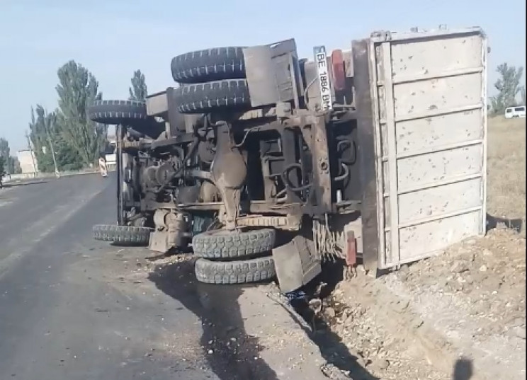 Перекинувся сміттєвоз: Під Миколаєвом ст…