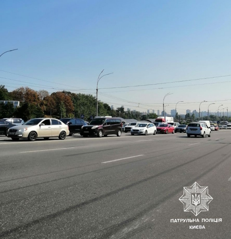 У Києві сталася ДТП на мосту Патона: Утв…