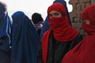 Талибы отказались принимать женщин в сво…