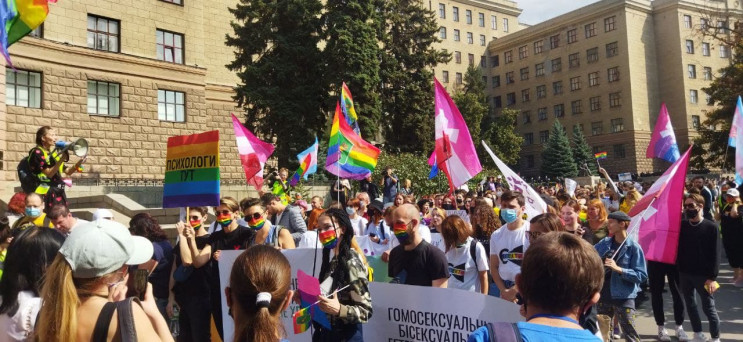В центре Харькова началось шествие ЛГБТ-…