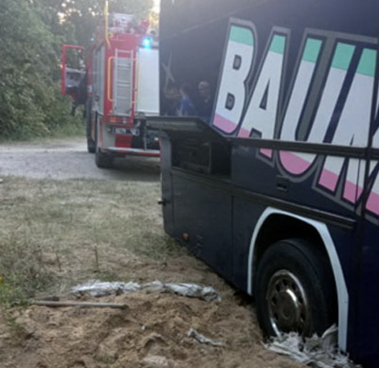 В Днепре автобус с детьми застрял в песк…