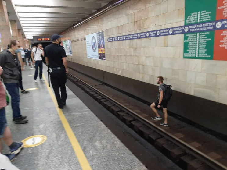 У Києві в метро чоловік стрибнув на рейк…