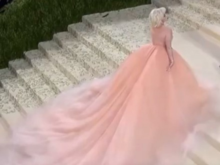 Met Gala 2021: Кардашьян без обличчя, Бі…