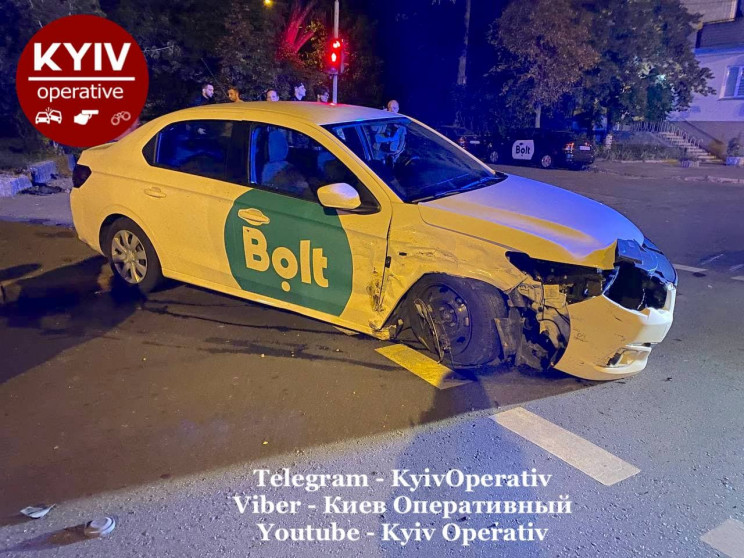 В центрі Києва водій таксі влаштував ДТП…