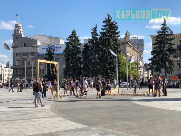 В центре Харькова установили виселицы и…