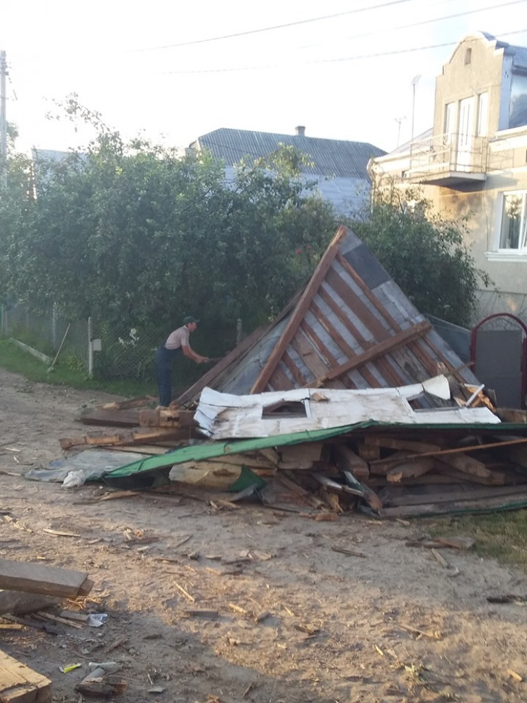 На Жовківщині знищили дерев’яну дзвіницю…