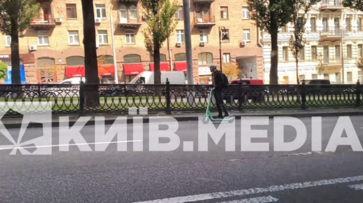 У Києві чоловік на електросамокаті їхав…