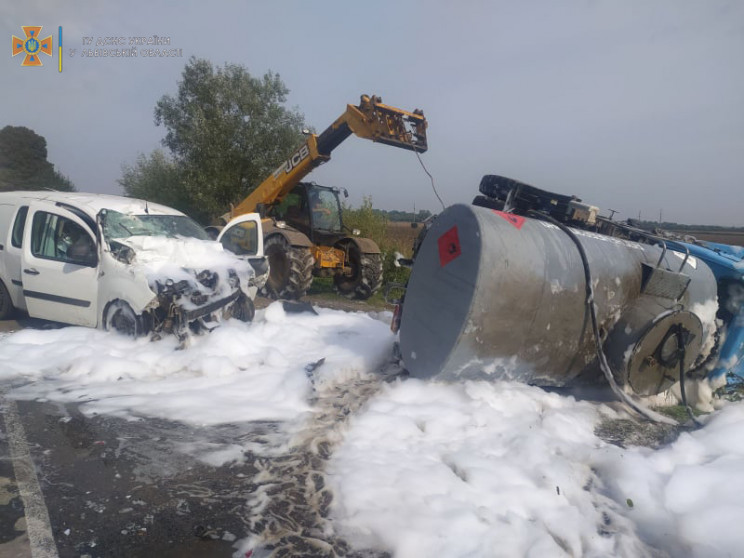 На Львівщині перекинулася цистерна з диз…