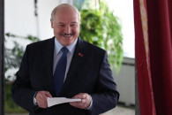 Собака Лукашенка розляглася на столі пре…