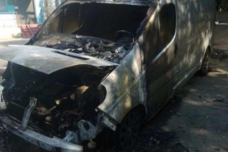 В Харькове огонь уничтожил микроавтобус…