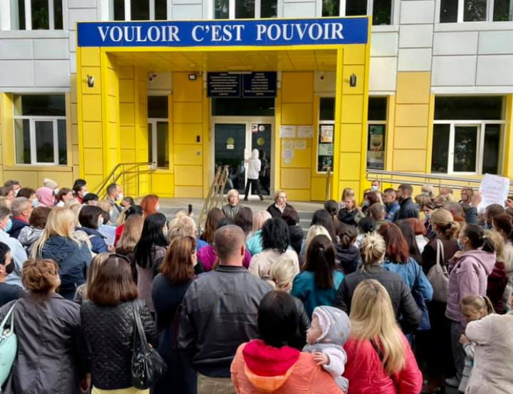 Скандал у школі Дніпра: Сотні батьків ви…