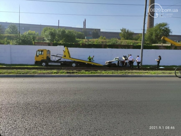 В Мариуполе военный грузовик столкнулся…