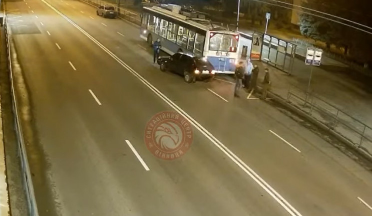 На Київській легковик зіткнувся з тролей…