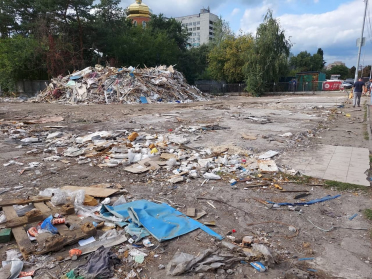 У Києві на Лісовому масиві повністю знес…