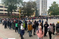 Сотні людей у черзі під ЦНАП: Франківськ…