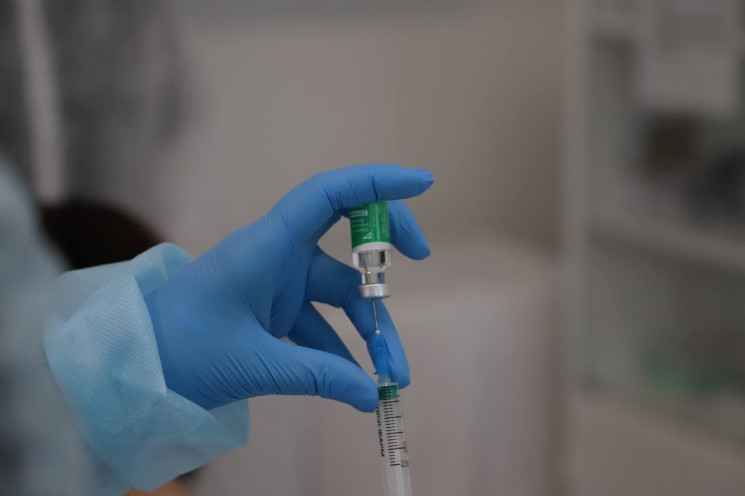 В Киеве в школах откроют пункты вакцинац…