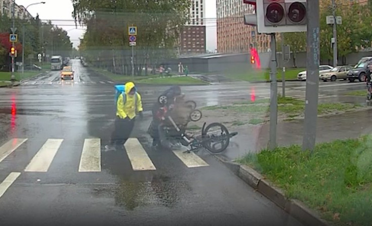На Росії велосипедист збив коляску за що…