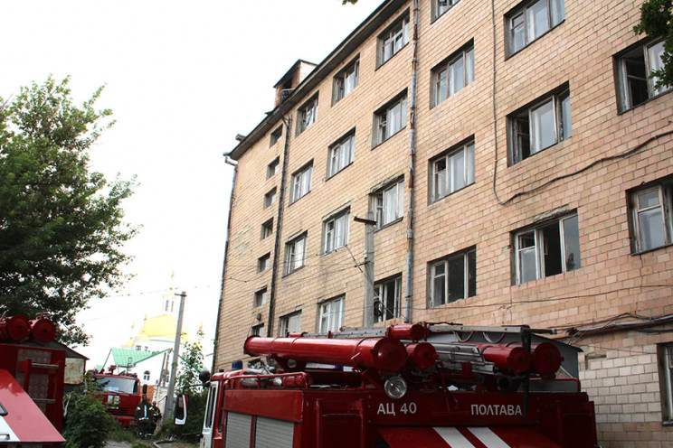 В Полтаве горел заброшенный дом на Перво…