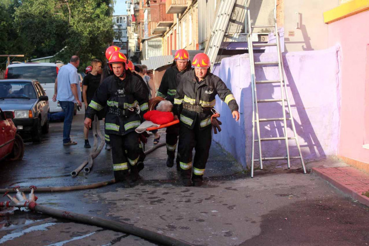 Із палаючої п'ятиповерхівки у Хмельницьк…