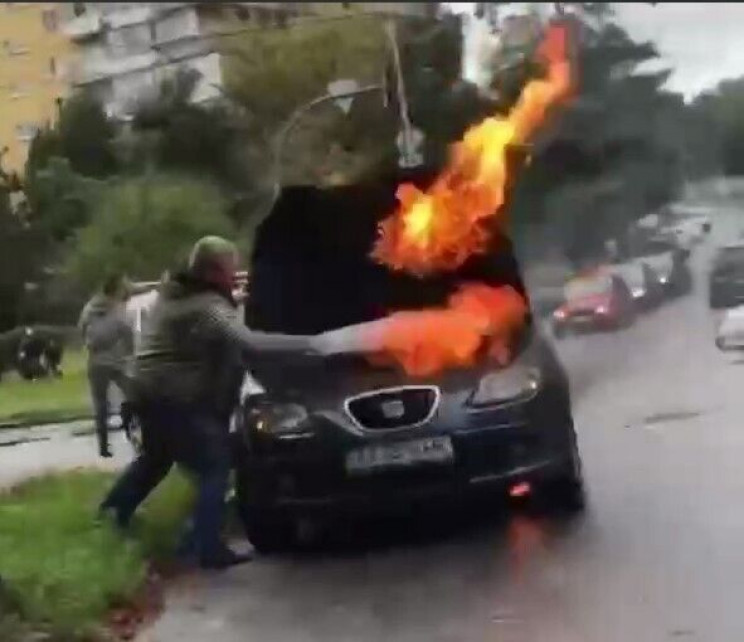 У Києві автомобіль загорівся прямо на до…