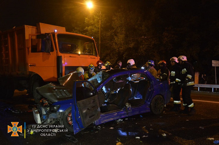 В Днепре легковушка влетела в мусоровоз:…