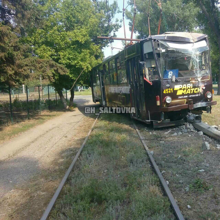 В Харькове трамвай слетел с рельсов прям…