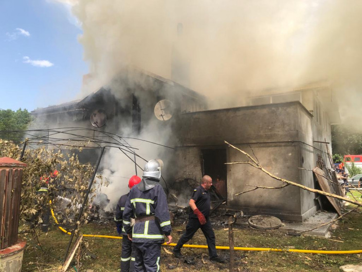 Пошкоджений літаком будинок у Шепарівцях…
