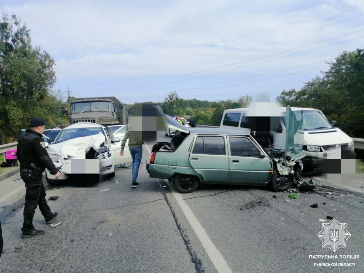 Біля Львова зіткнулися чотири автомобілі…