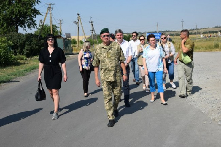 На Донбас на КПВВ "Гнутове" приїхали дел…
