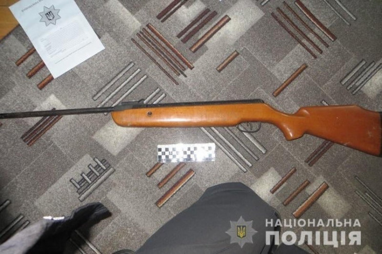 У Києві чоловік почав стрілянину з балко…