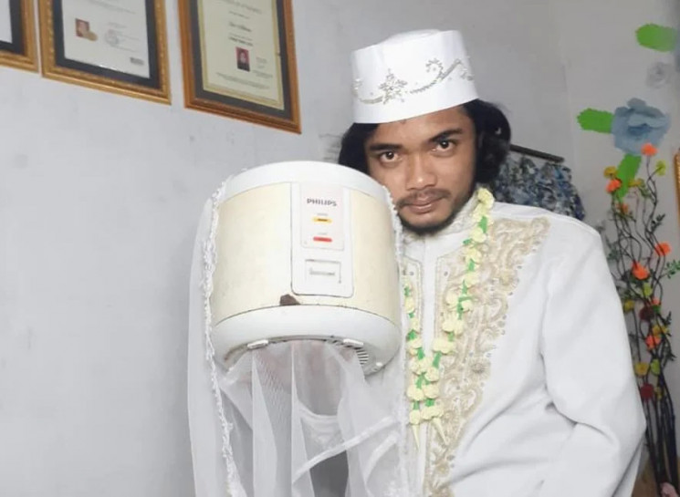 В Индонезии мужчина женился на рисоварке…