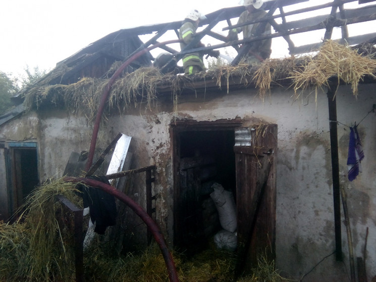На Полтавщині пожежа зруйнувала сінник і…