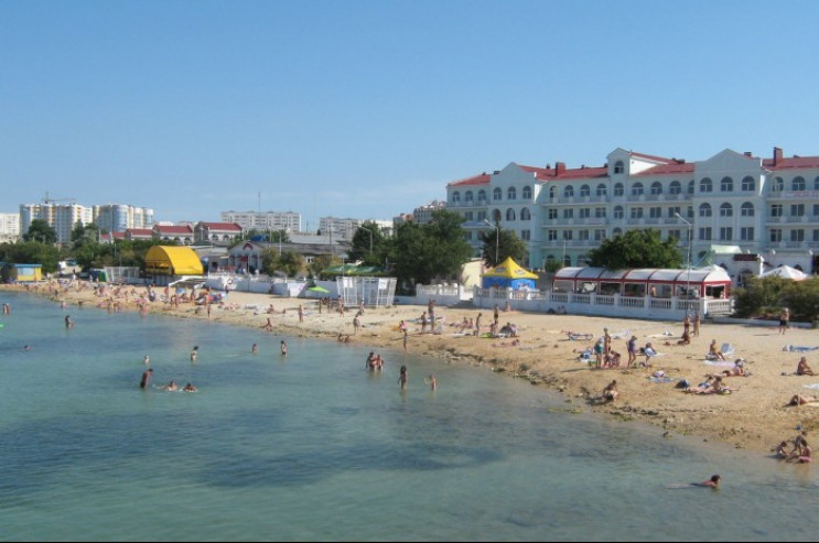 На пляже оккупированного Севастополя выс…