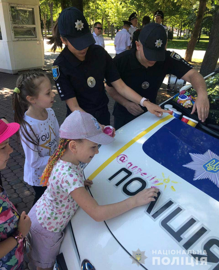 У центрі Дніпра діти розмалювали поліцей…