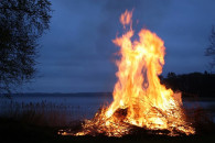 На Буковине люди зажгли огромный костер…