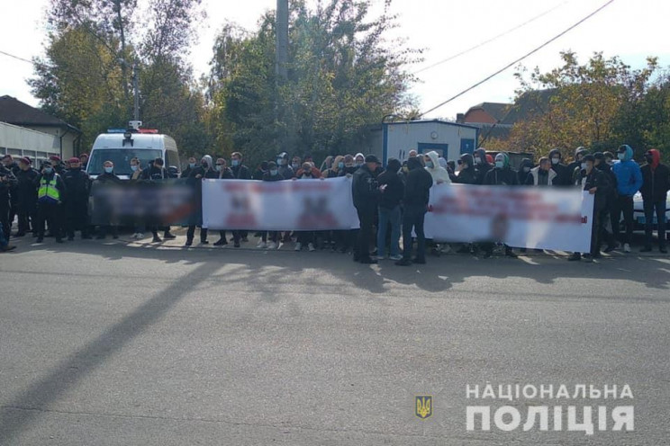 На Київщині під будинком Порошенка стали…