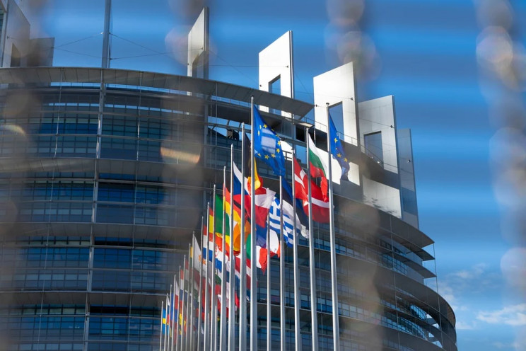 ЕС внес в санкционный список еще восемь…