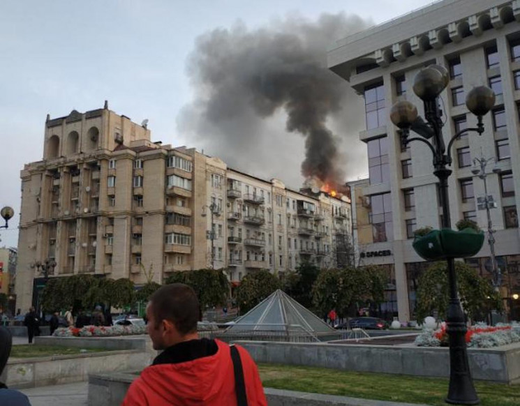 В центре Киева горит пятиэтажный дом: Дв…