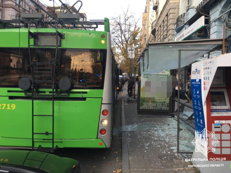 В центре Харькова троллейбус врезался в…