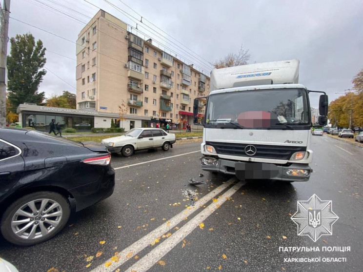 В Харькове грузовик протаранил Toyota, ч…