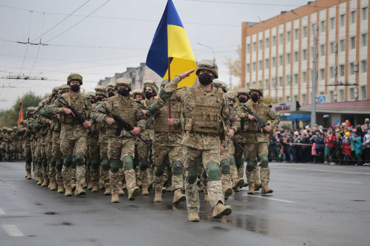 Первый военный парад по случаю Дня защит…