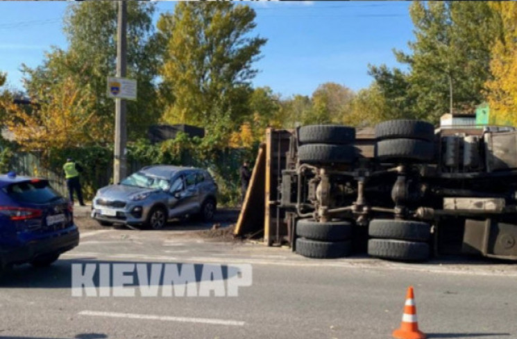 У Києві вантажівка з землею перекинулася…