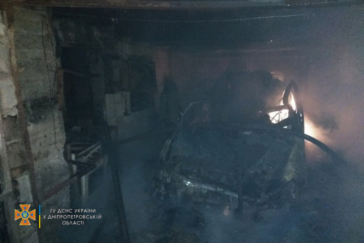 На Дніпропетровщині автомобіль згорів ра…