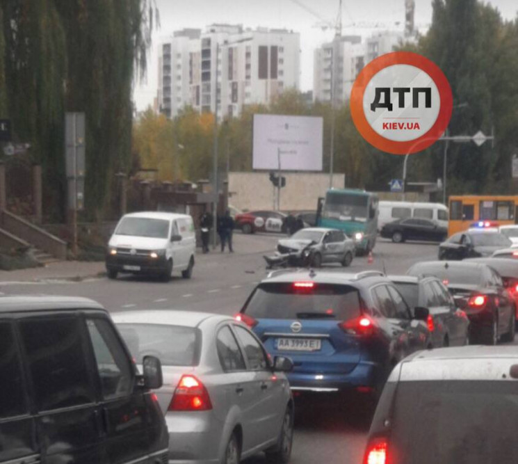 У Києві сталася ДТП з маршруткою: Рух па…