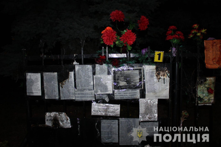 В Одесі підпалили квіти і записки в пам'…