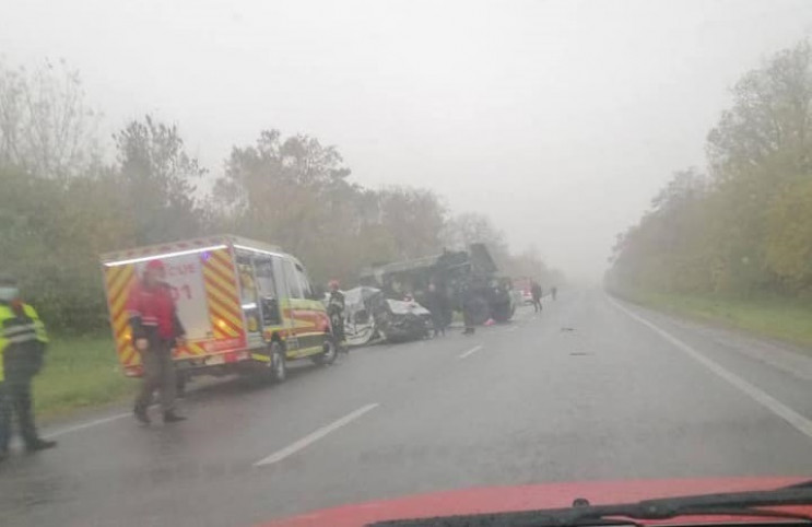 Людей витягують із понівеченого авто: На…