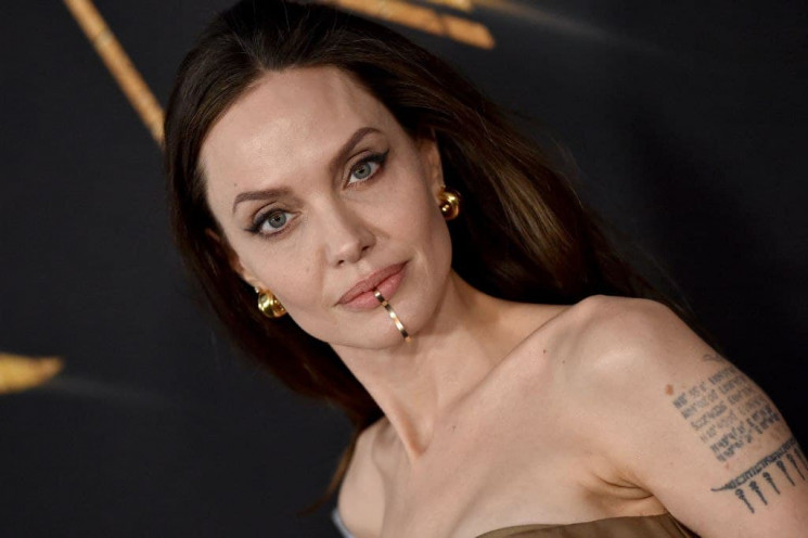 Анджелина Джоли в роскошном платье показ…