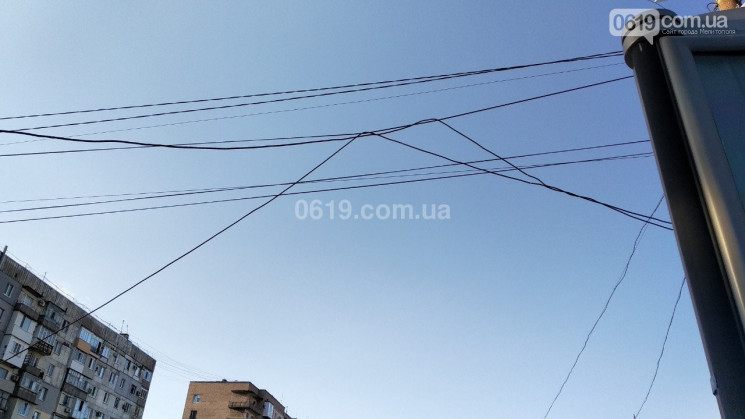 В Мелитополе на дорогу упали электропров…