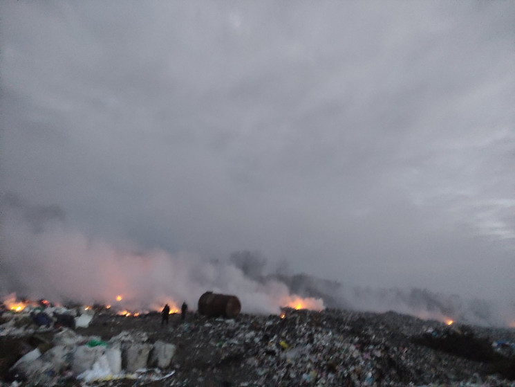 На Тернопільщині горить сміттєзвалище…