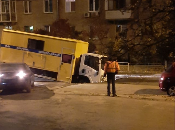 У Києві автівка водоканалу провалилася п…